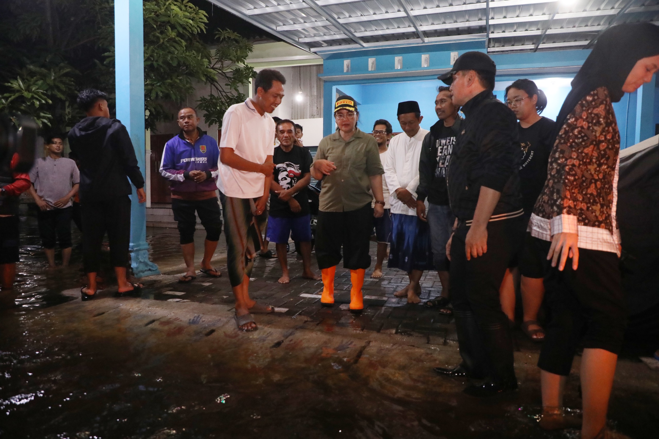 Wali Kota Semarang meninjau lokasi banjir di Kecamatan Genuk. (matasemarang.com/Lia Dina)