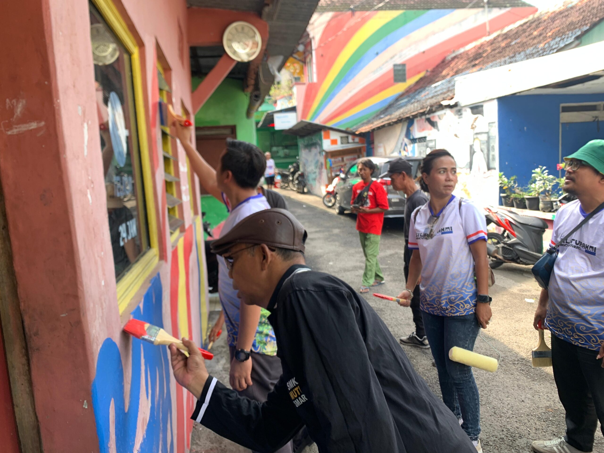 Pengecatan ulang Kampung Pelangi Semarang. (matasemarang.com/Lia Dina)