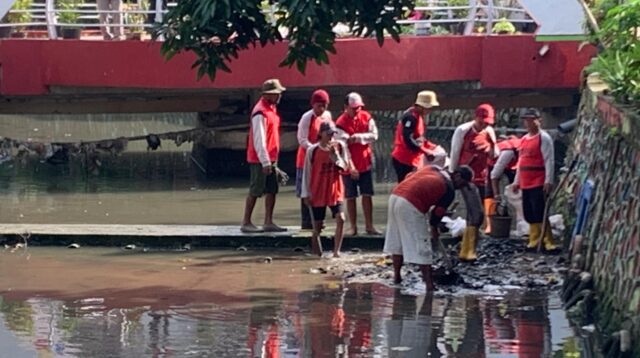 Bersih-Bersih Kali Semarang. (matasemarang.com/Lia Dina)
