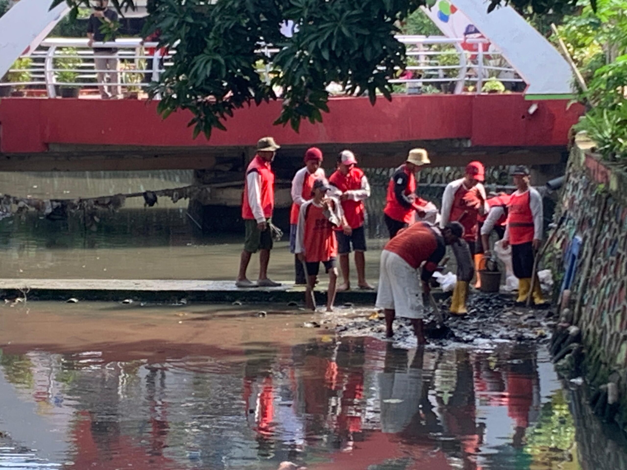 Bersih-Bersih Kali Semarang. (matasemarang.com/Lia Dina)