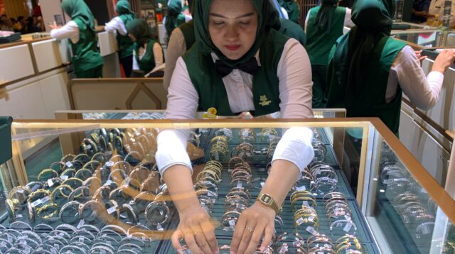 Pameran perhiasan Toko Mas Asli Bagong di Queen City Mall. (matasemarang.com/Lia Dina) Pameran perhiasan Toko Mas Asli Bagong di Queen City Mall. (matasemarang.com/Lia Dina)