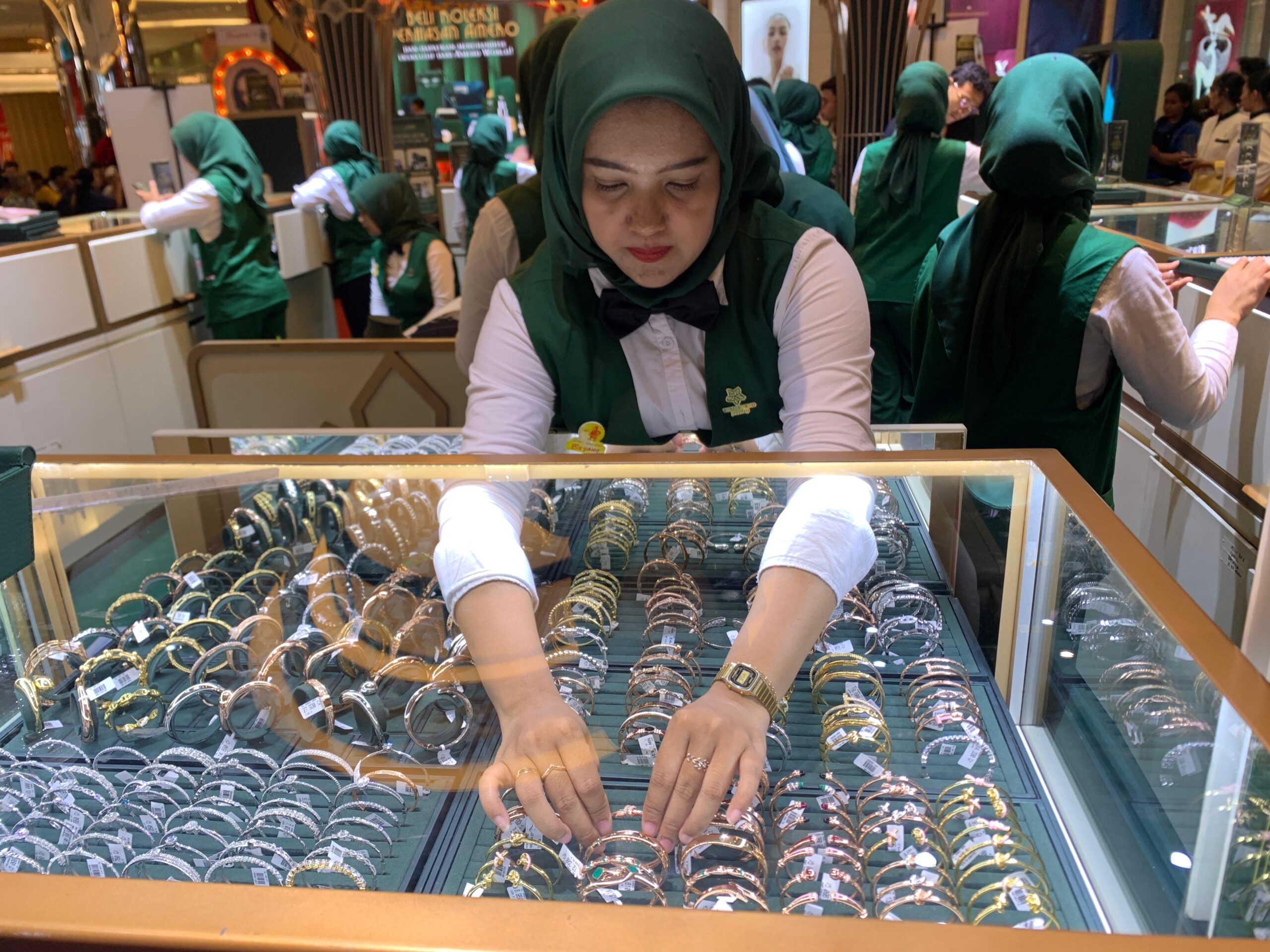 Pameran perhiasan Toko Mas Asli Bagong di Queen City Mall. (matasemarang.com/Lia Dina)