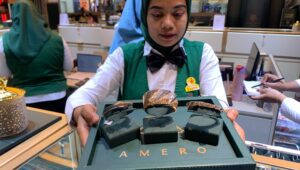 Pemeran perhiasan Toko Mas Asli bagong di Queen City mall. (matasemarang.com/Lia Dina)