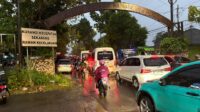 Kendaraan bermotor mengular akibat tumpahan oli di Sigar Bencah, Jumat 24 Oktober 2025 (matasemarang.com/ Achmad Zaenal M) Kendaraan bermotor mengular akibat tumpahan oli di Sigar Bencah, Jumat 24 Oktober 2025 (matasemarang.com/ Achmad Zaenal M)