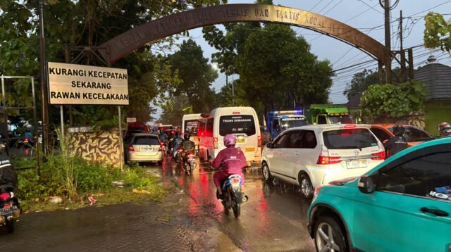 Kendaraan bermotor mengular akibat tumpahan oli di Sigar Bencah, Jumat 24 Oktober 2025 (matasemarang.com/ Achmad Zaenal M) Kendaraan bermotor mengular akibat tumpahan oli di Sigar Bencah, Jumat 24 Oktober 2025 (matasemarang.com/ Achmad Zaenal M)