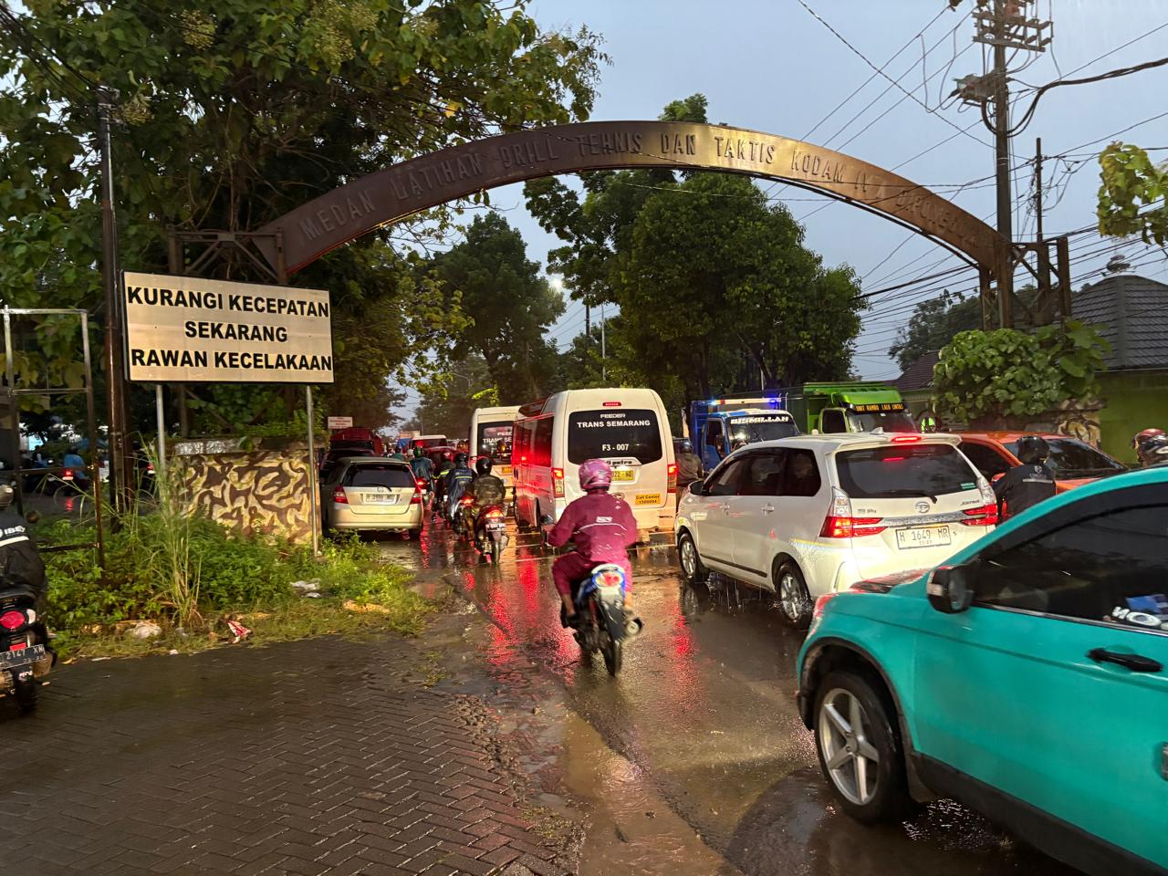 Kendaraan bermotor mengular akibat tumpahan oli di Sigar Bencah, Jumat 24 Oktober 2025 (matasemarang.com/ Achmad Zaenal M)