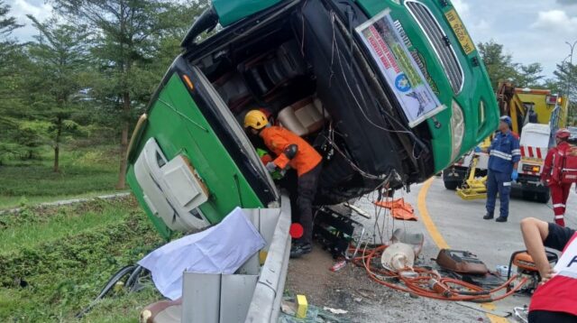 Evakuasi bus rombongan FKK Bendan Ngisor yang mengalami kecelakaan di Pemalang, Sabtu 25 Oktober 2025 (foto: Basarnas Semarang) Evakuasi bus rombongan FKK Bendan Ngisor yang mengalami kecelakaan di Pemalang, Sabtu 25 Oktober 2025 (foto: Basarnas Semarang)
