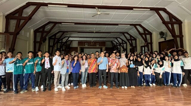 FEB Unsoed mengedukasi siswa SMA Negeri 2 Purwokerto tentang investasi pasar modal (foto; Humas Unsoed) FEB Unsoed mengedukasi siswa SMA Negeri 2 Purwokerto tentang investasi pasar modal (foto; Humas Unsoed)