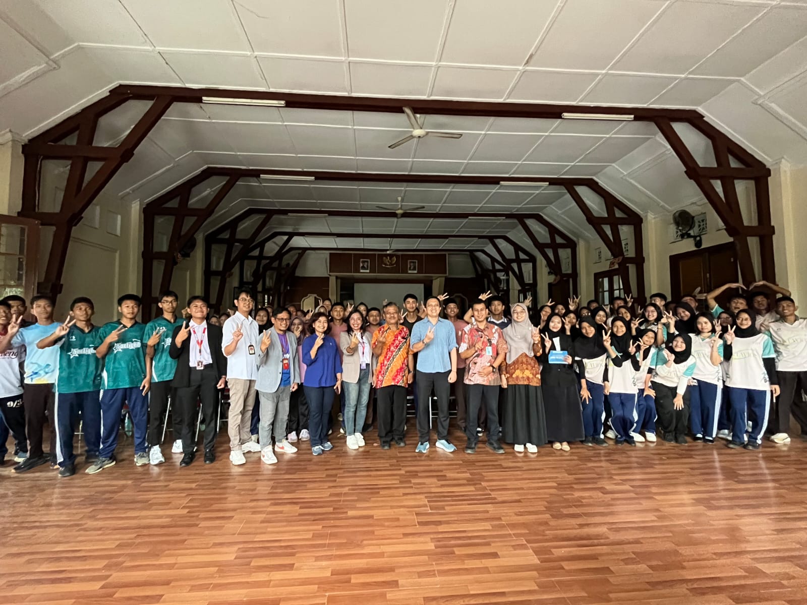 FEB Unsoed mengedukasi siswa SMA Negeri 2 Purwokerto tentang investasi pasar modal (foto; Humas Unsoed) FEB Unsoed mengedukasi siswa SMA Negeri 2 Purwokerto tentang investasi pasar modal (foto; Humas Unsoed)