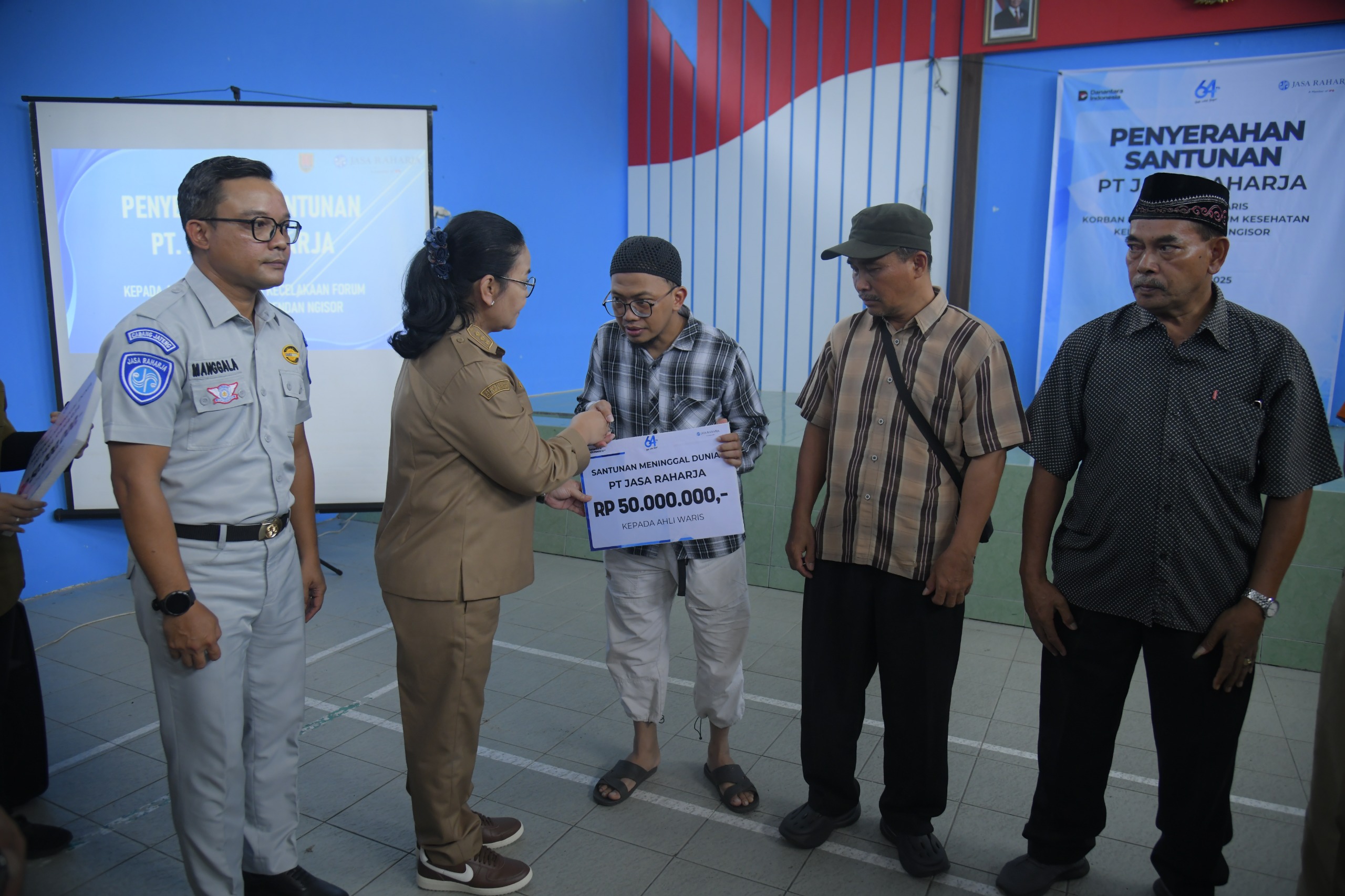 Pemberian santunan kematian kepada ahli waris korban kecelakaan bus di pemalang. (matasemarang.com/Lia Dina) Pemberian santunan kematian kepada ahli waris korban kecelakaan bus di pemalang. (matasemarang.com/Lia Dina)