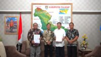 Bank Jateng menyerahkan bantuan dana CSR kepada Bupati Cilacap, Kamis 2 Oktober 2025 (foto: Bank Jateng) Bank Jateng menyerahkan bantuan dana CSR kepada Bupati Cilacap, Kamis 2 Oktober 2025 (foto: Bank Jateng)
