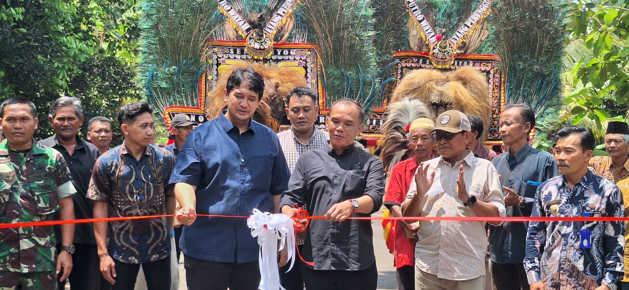 Ketua DPRD Jateng Sumanto saat meresmikan jembatan di Desa Wonolopo, Kecamatan Tasikmadu, Kabupaten Karanganyar Ketua DPRD Jateng Sumanto saat meresmikan jembatan di Desa Wonolopo, Kecamatan Tasikmadu, Kabupaten Karanganyar