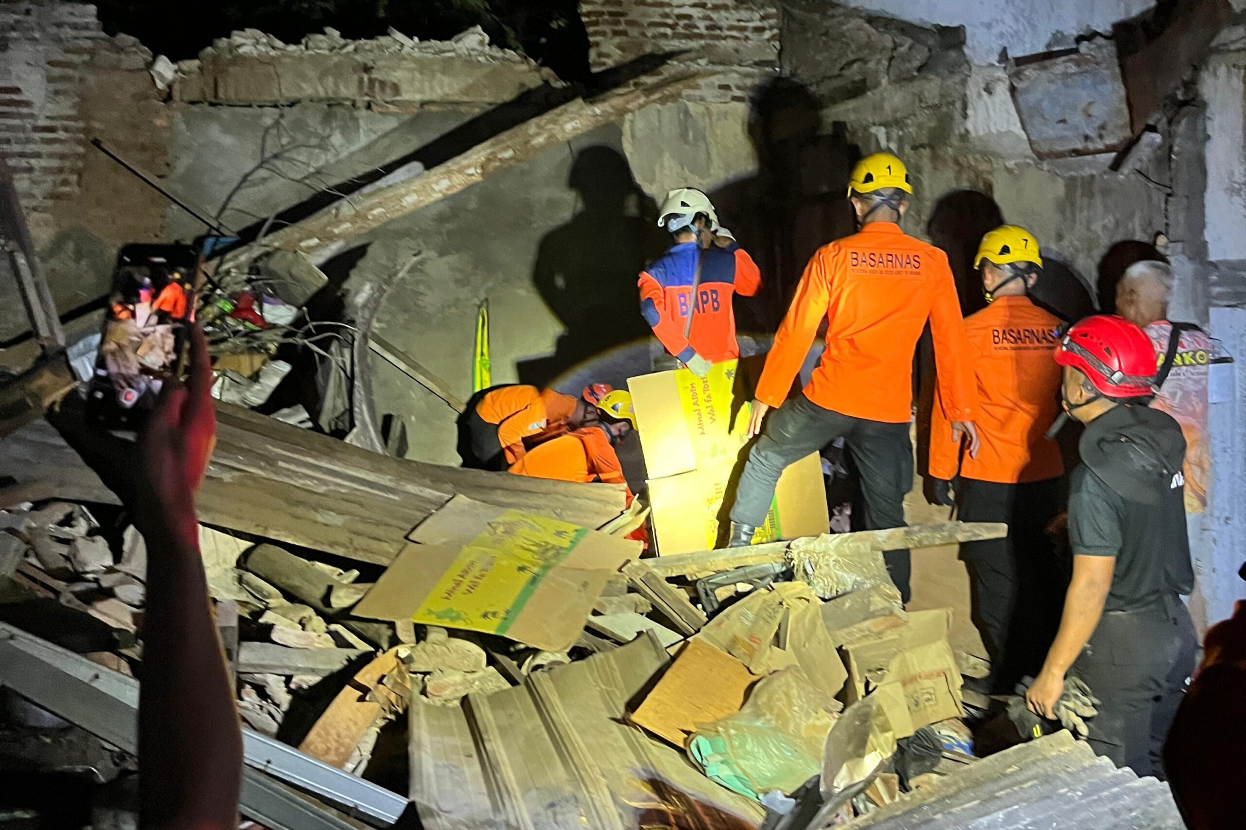 Basarnas megnevakuasi korban terjebak reruntuhan rumah roboh di Semarang Tengah (Basarnas Semarang) Basarnas megnevakuasi korban terjebak reruntuhan rumah roboh di Semarang Tengah (Basarnas Semarang)