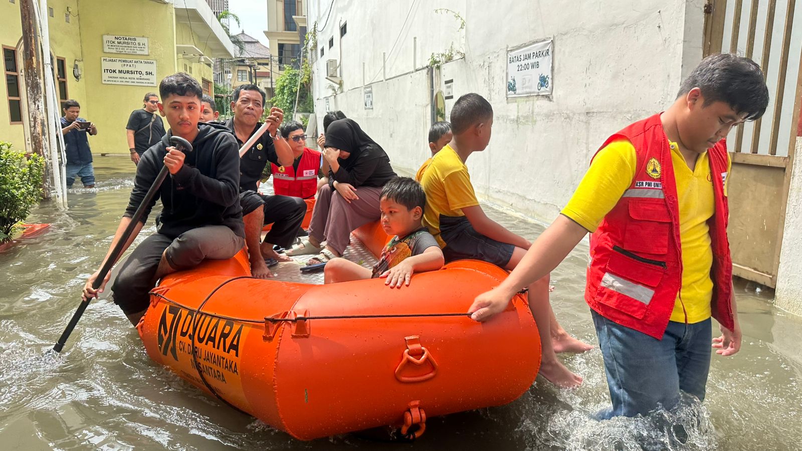 warga terdampak banjir di Semarang. (matasemarang.com/Lia Dina) warga terdampak banjir di Semarang. (matasemarang.com/Lia Dina)