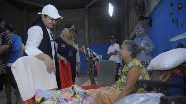 Wali Kota Semarang meninjau pengungsi banjir di Muktiharjo Kidul. (matasemarang.com/Lia Dina) Wali Kota Semarang meninjau pengungsi banjir di Muktiharjo Kidul. (matasemarang.com/Lia Dina)