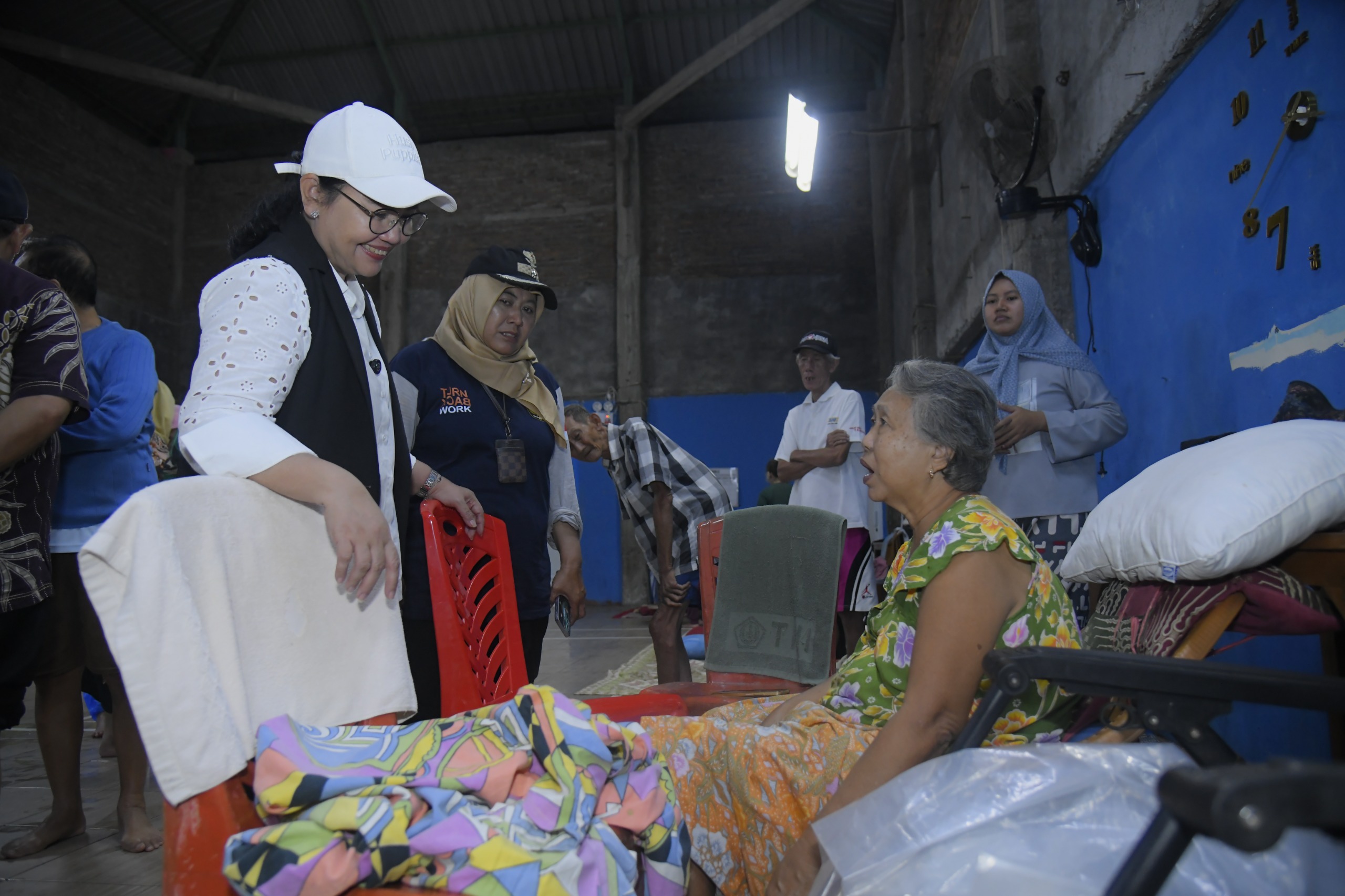 Wali Kota Semarang meninjau pengungsi banjir di Muktiharjo Kidul. (matasemarang.com/Lia Dina) Wali Kota Semarang meninjau pengungsi banjir di Muktiharjo Kidul. (matasemarang.com/Lia Dina)