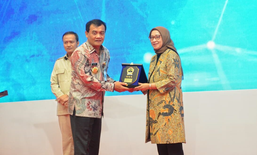 MenPAN RB beri apresiasi kepada Gubernur Jateng. (matasemarang.com/Lia Dina) MenPAN RB beri apresiasi kepada Gubernur Jateng. (matasemarang.com/Lia Dina)