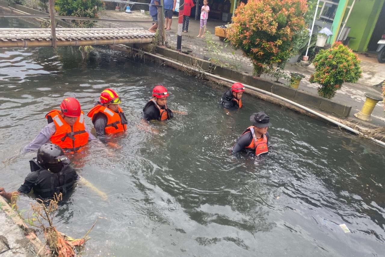 Tim SAR melakukan pencarian terhadap bocah yang hanyut di Pedurungan, Rabu 29 Oktober 2025 (foto: Basarnas Semarang) Tim SAR melakukan pencarian terhadap bocah yang hanyut di Pedurungan, Rabu 29 Oktober 2025 (foto: Basarnas Semarang)