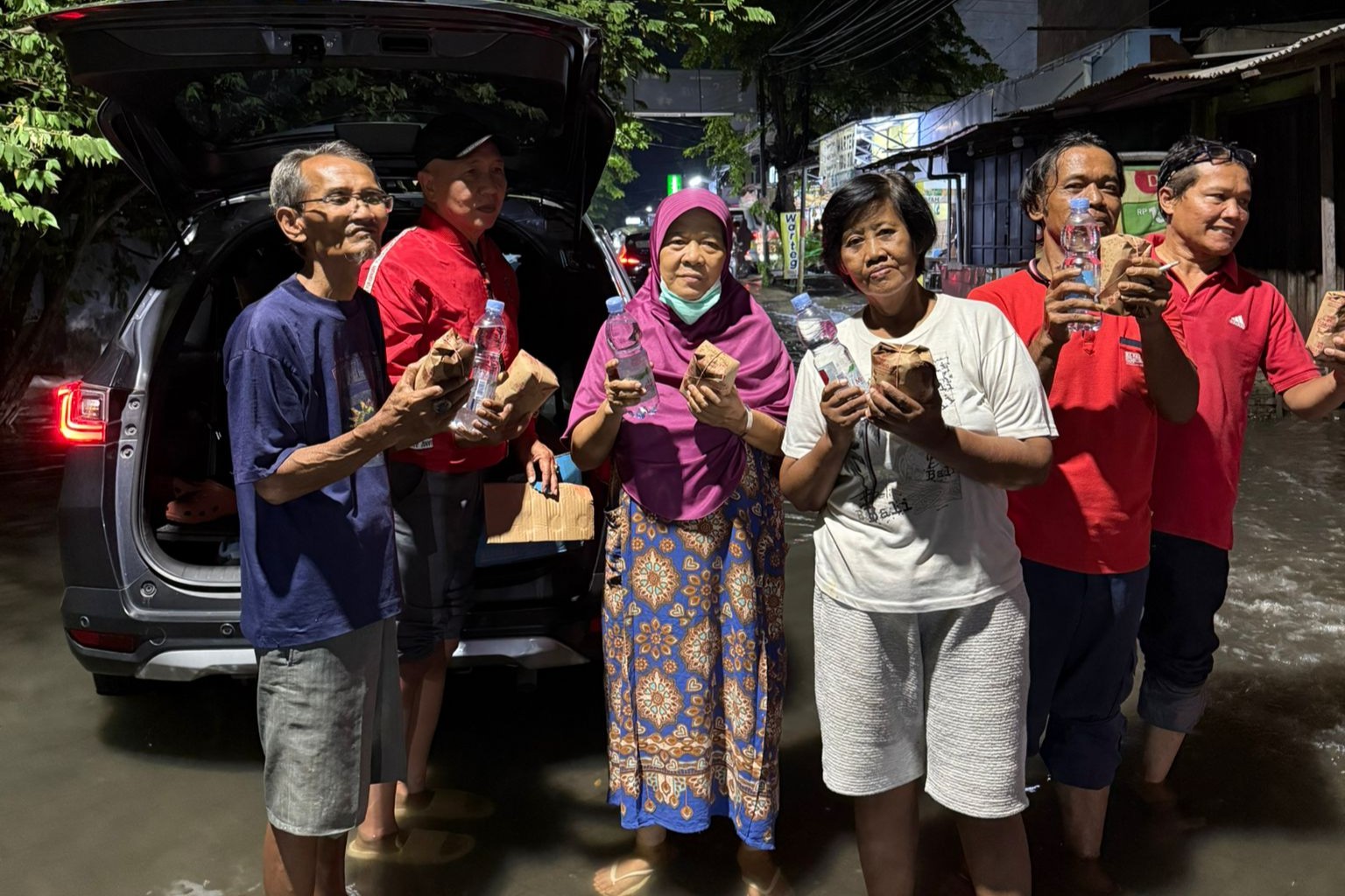 Ketua Komisi C DPRD Kota Semarang Rukiyanto meninjau lokasi terdampak banjir di kelurahan Tlogosari,Rabu 29 Oktober 2025