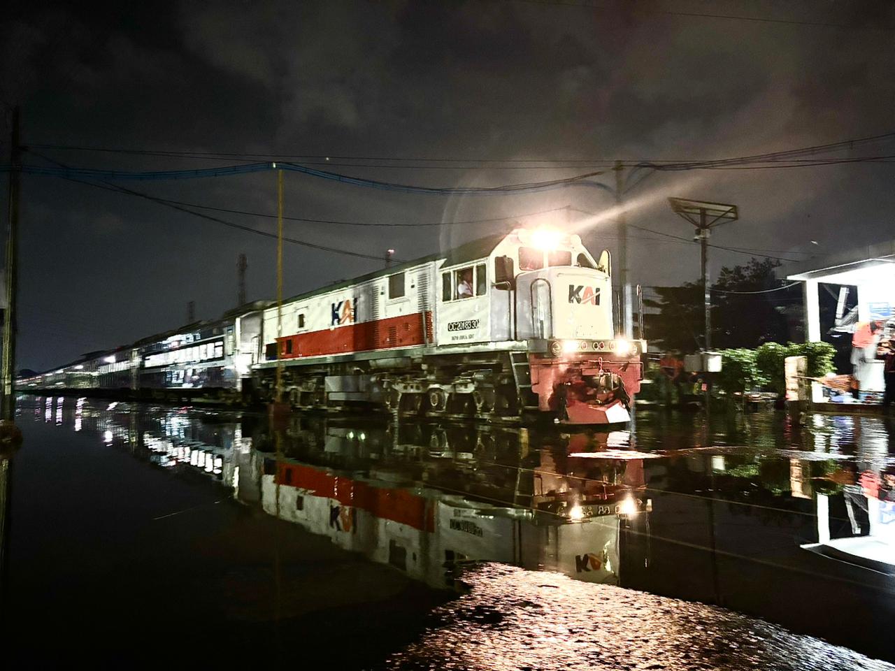 perjalanan kereta api drai Semarang Tawang normal kembali. (matasemarang.com/Lia Dina) perjalanan kereta api drai Semarang Tawang normal kembali. (matasemarang.com/Lia Dina)