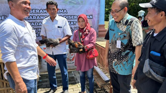 Ketua DPRD Jateng Sumanto menyerahkan bantuan ayam petelur ke warga Desa Kalijirak, Kecamatan Tasikmadu, Kabupaten Karanganyar Ketua DPRD Jateng Sumanto menyerahkan bantuan ayam petelur ke warga Desa Kalijirak, Kecamatan Tasikmadu, Kabupaten Karanganyar