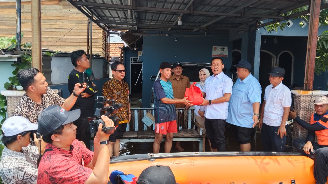 DPRD Kota Semarang salurkan bantuan untuk warga terdampak banjir di Trimulyo. (matasemarang.com/Lia Dina) DPRD Kota Semarang salurkan bantuan untuk warga terdampak banjir di Trimulyo. (matasemarang.com/Lia Dina)