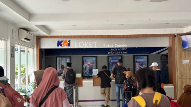 WhatsaRefund tiket di Stasiun Semarang Tawang. (matasemarang.com/Lia Dina)App Image 2025-10-30 at 17.14.15 Refund tiket di Stasiun Semarang Tawang. (matasemarang.com/Lia Dina)