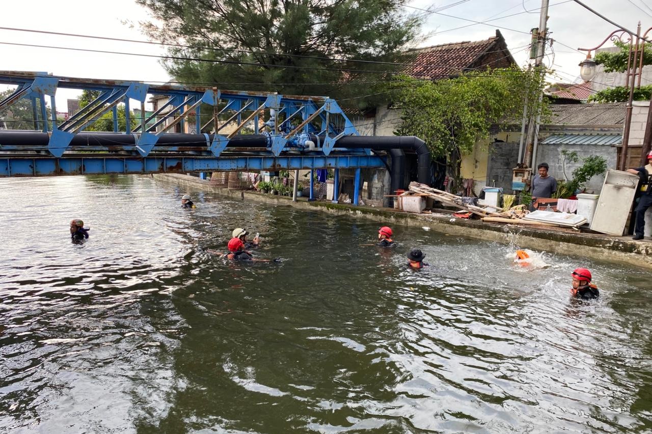Proses pencarian bocah 9 tahun yang hanyut di selokan Pedurungan (foot: Basarnas Semarang) Proses pencarian bocah 9 tahun yang hanyut di selokan Pedurungan (foot: Basarnas Semarang)