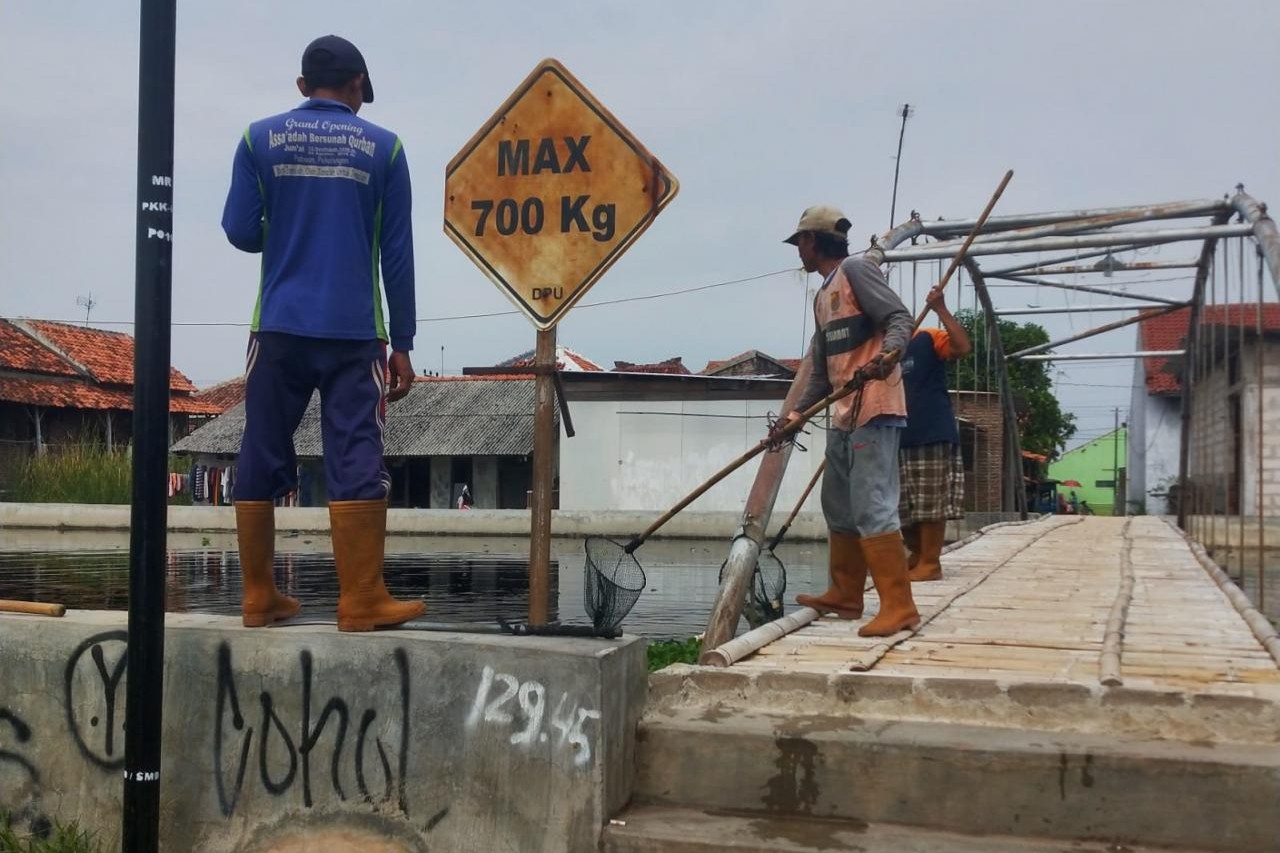 BPBD Kota Pekalongan bersihkan sungai (foto: Pemkot Pekalongan) BPBD Kota Pekalongan bersihkan sungai (foto: Pemkot Pekalongan)