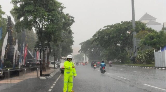 Polisi meminta masyarakat tak terjang genangan (foto: Polrestabes Semarang) Polisi meminta masyarakat tak terjang genangan (foto: Polrestabes Semarang)