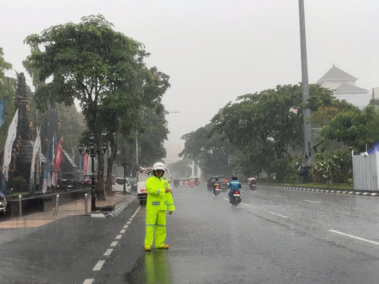 Polisi meminta masyarakat tak terjang genangan (foto: Polrestabes Semarang) Polisi meminta masyarakat tak terjang genangan (foto: Polrestabes Semarang)