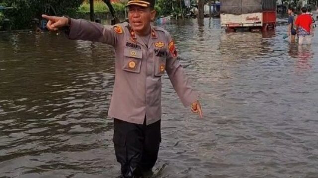 Kapolsek Genuk Kompol Rismanto terjun langsung ke banjir Kaligawe, Kamis 23 Oktober 2025 (foto: Polsek Genuk)