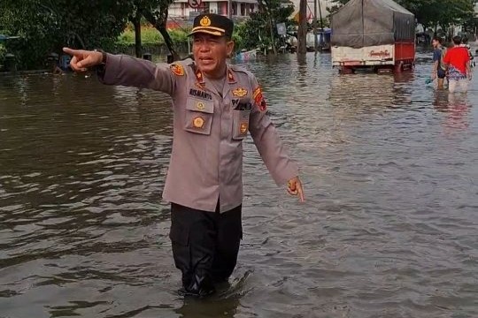 Kapolsek Genuk Kompol Rismanto terjun langsung ke banjir Kaligawe, Kamis 23 Oktober 2025 (foto: Polsek Genuk)