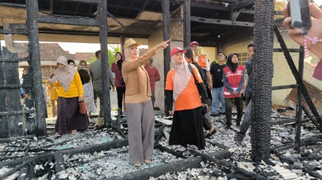 Bupati Kendal mengunjungi rumah yang terbakar (foto: Pemkab Kendal)