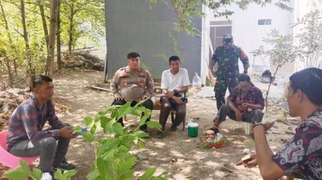 Kapolsek Kompol Hengky Prasetyo mendatangi Perumahan Kotakita (foto: Polsek Banyumanik)