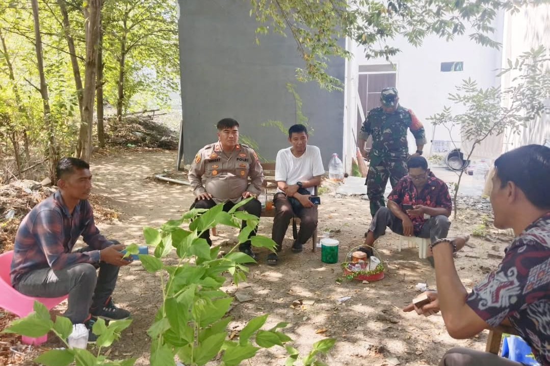 Kapolsek Kompol Hengky Prasetyo mendatangi Perumahan Kotakita (foto: Polsek Banyumanik)