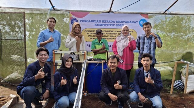 Tim Polines menerapkan alat penyiram otomatis untuk membantu petani benih kentang G0 (foto: Polines)