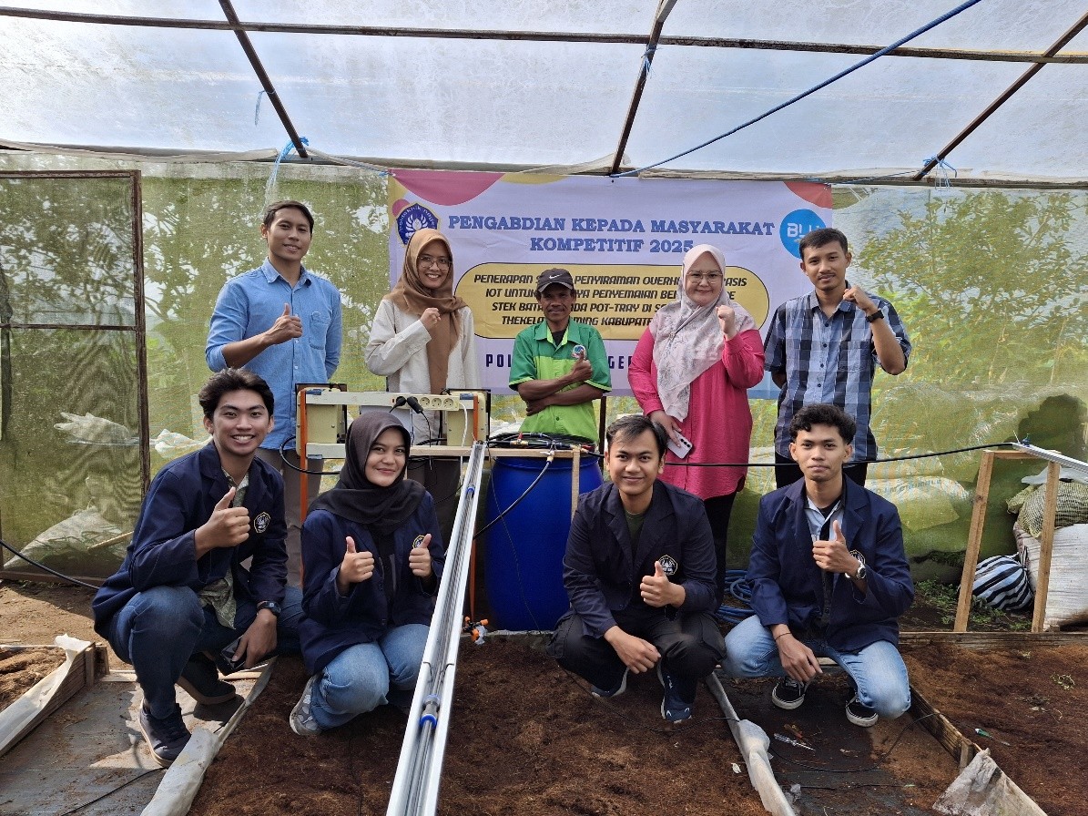 Tim Polines menerapkan alat penyiram otomatis untuk membantu petani benih kentang G0 (foto: Polines)