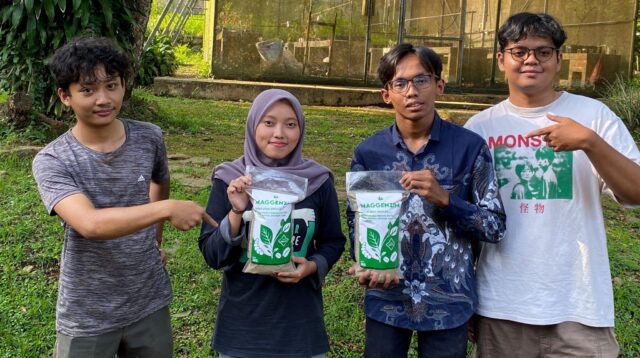 Mahasiswa Undoed meluncurkan Maggenzim (foto: Humas Unsoed)