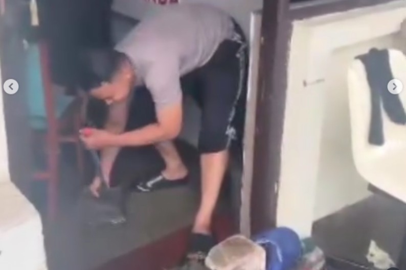 Polisi membersihkan Mapolsek Semarang Timur yang kebanjiran, Selasa 28 Oktober 2025 (Polsek Semarang Timur) Polisi membersihkan Mapolsek Semarang Timur yang kebanjiran, Selasa 28 Oktober 2025 (Polsek Semarang Timur)