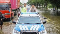 Kapolda Jateng Irjen Pol. Ribut Hari Wibowo saat meninjau banjir Kaligawe Semarang, Rabu 29 Oktober 2025 (foto: Polda Jateng) Kapolda Jateng Irjen Pol. Ribut Hari Wibowo saat meninjau banjir Kaligawe Semarang, Rabu 29 Oktober 2025 (foto: Polda Jateng)
