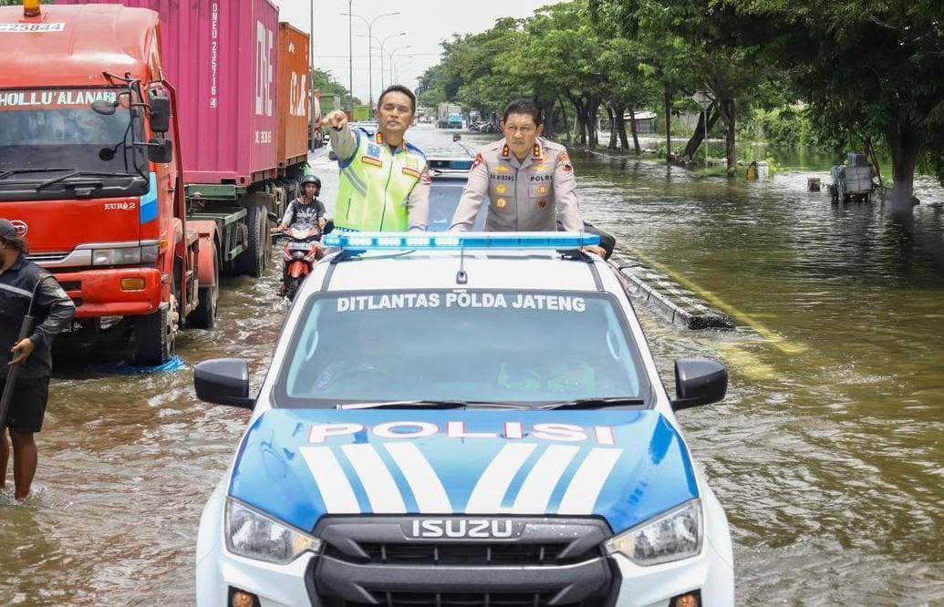 Kapolda Jateng Irjen Pol. Ribut Hari Wibowo saat meninjau banjir Kaligawe Semarang, Rabu 29 Oktober 2025 (foto: Polda Jateng) Kapolda Jateng Irjen Pol. Ribut Hari Wibowo saat meninjau banjir Kaligawe Semarang, Rabu 29 Oktober 2025 (foto: Polda Jateng)