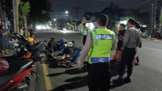 Polisi menghukum pelanggar lalu lintas (foto: Polsek Semarang Timur)