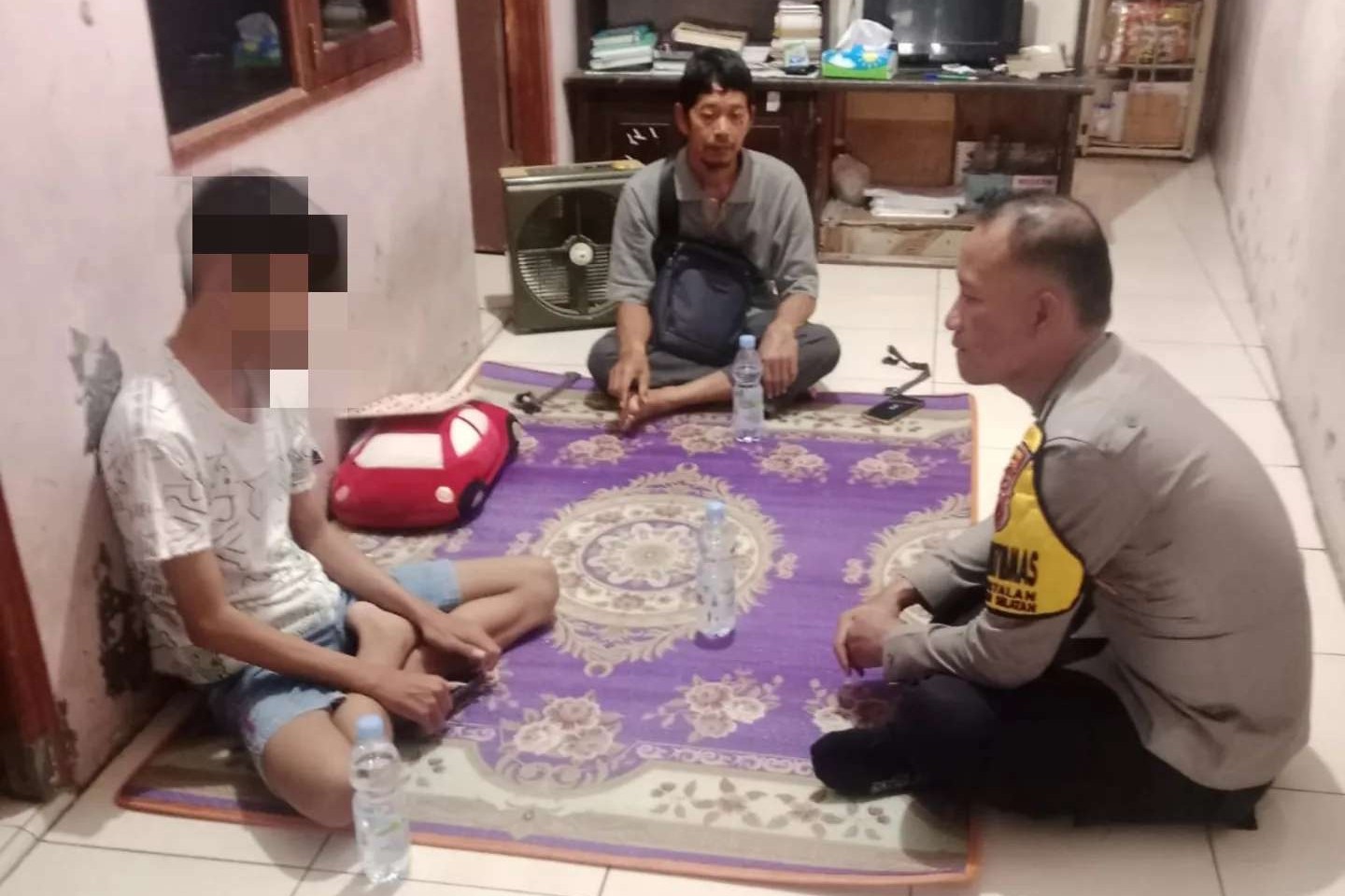 Polisi datangi rumah siswa yang enggan sekolah (foto: Polsek Semarang Selatan)
