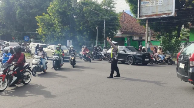 Polisi mengantisipasi kepadatan arus lalu lintas di Simpang Mrican (foto: Polsek Semarang Selatan)