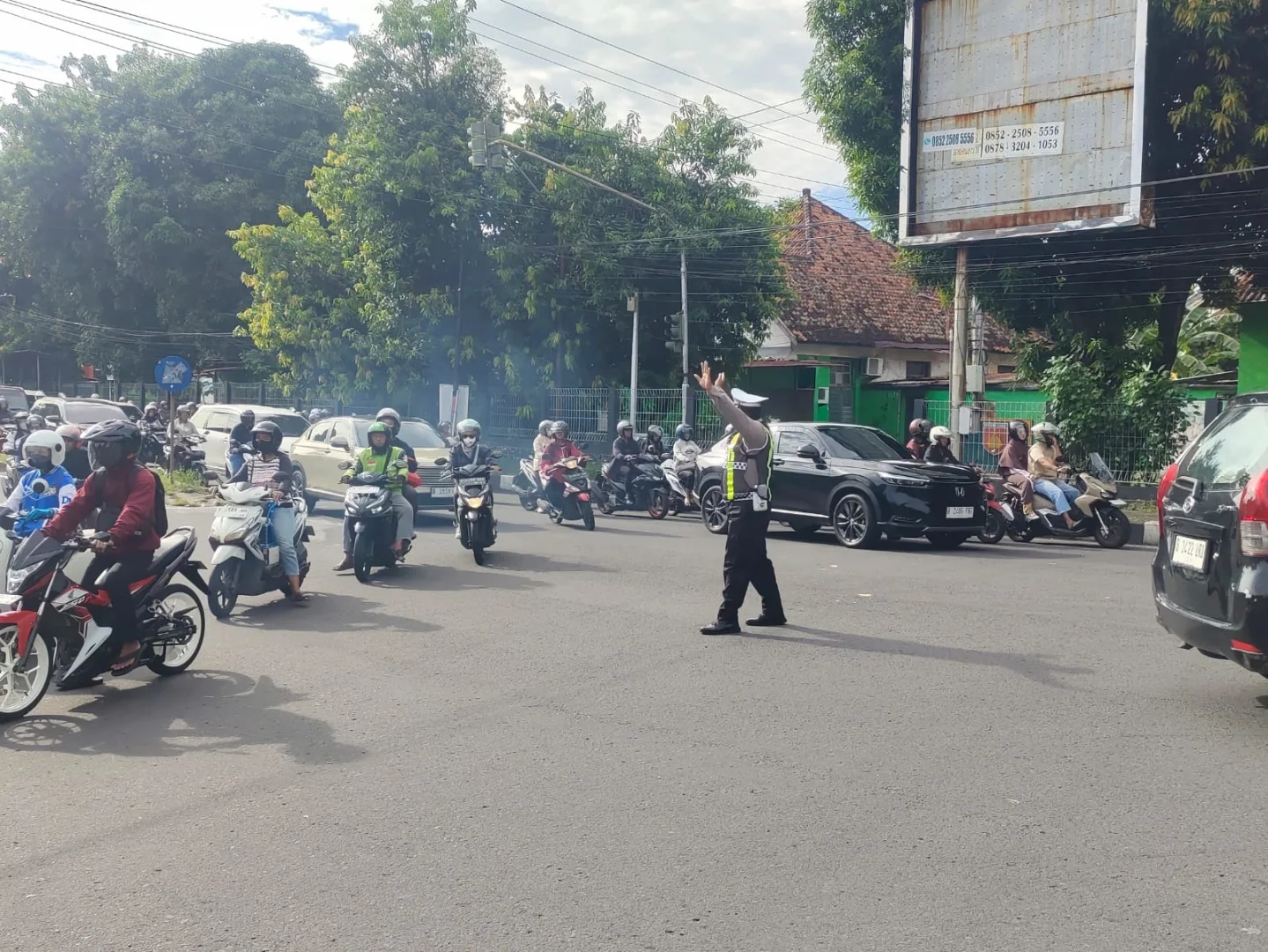 Polisi mengantisipasi kepadatan arus lalu lintas di Simpang Mrican (foto: Polsek Semarang Selatan)