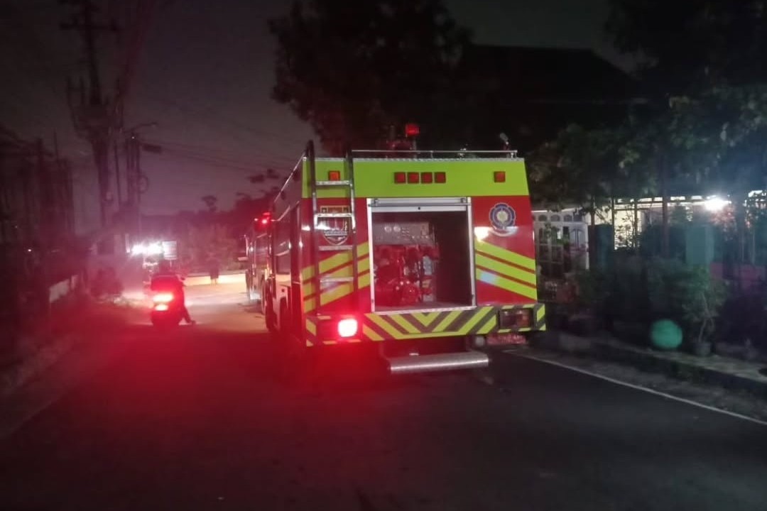 Damkar Kota Semarang berupaya memadamkan kebakaran rumah di Banyumanik (foto: Polsek Banyumanik)