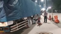 Truk mengalami patah as di Soekarno Hatta (foto: Polsek Pedurungan)