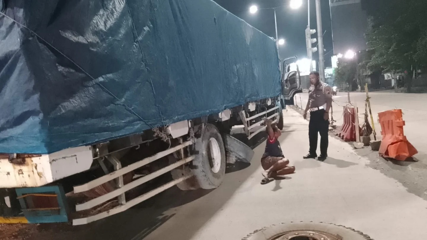 Truk mengalami patah as di Soekarno Hatta (foto: Polsek Pedurungan)