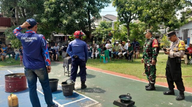Warga Tlogomulyo mendapatkan pelatihan memadamkan api (foto: Polsek Pedurungan)